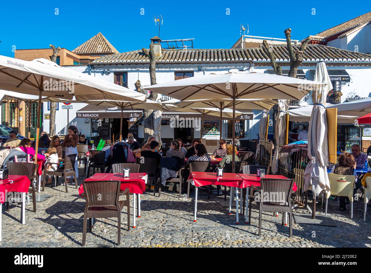 Restaurant El Mirador in Granada. Zwanglose Open-Air-Sitzplätze, Tapas und familienfreundliche Gerichte. Andalusien, Spanien Stockfoto