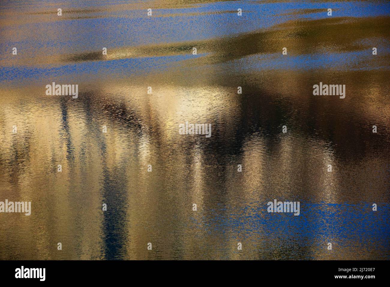 Bunte Reflexion auf einer Wasseroberflaeche, Wasserspiegelung, Altausseersee, Altaussee, Salzkammergut, Steiermark, Oesterreich Stockfoto