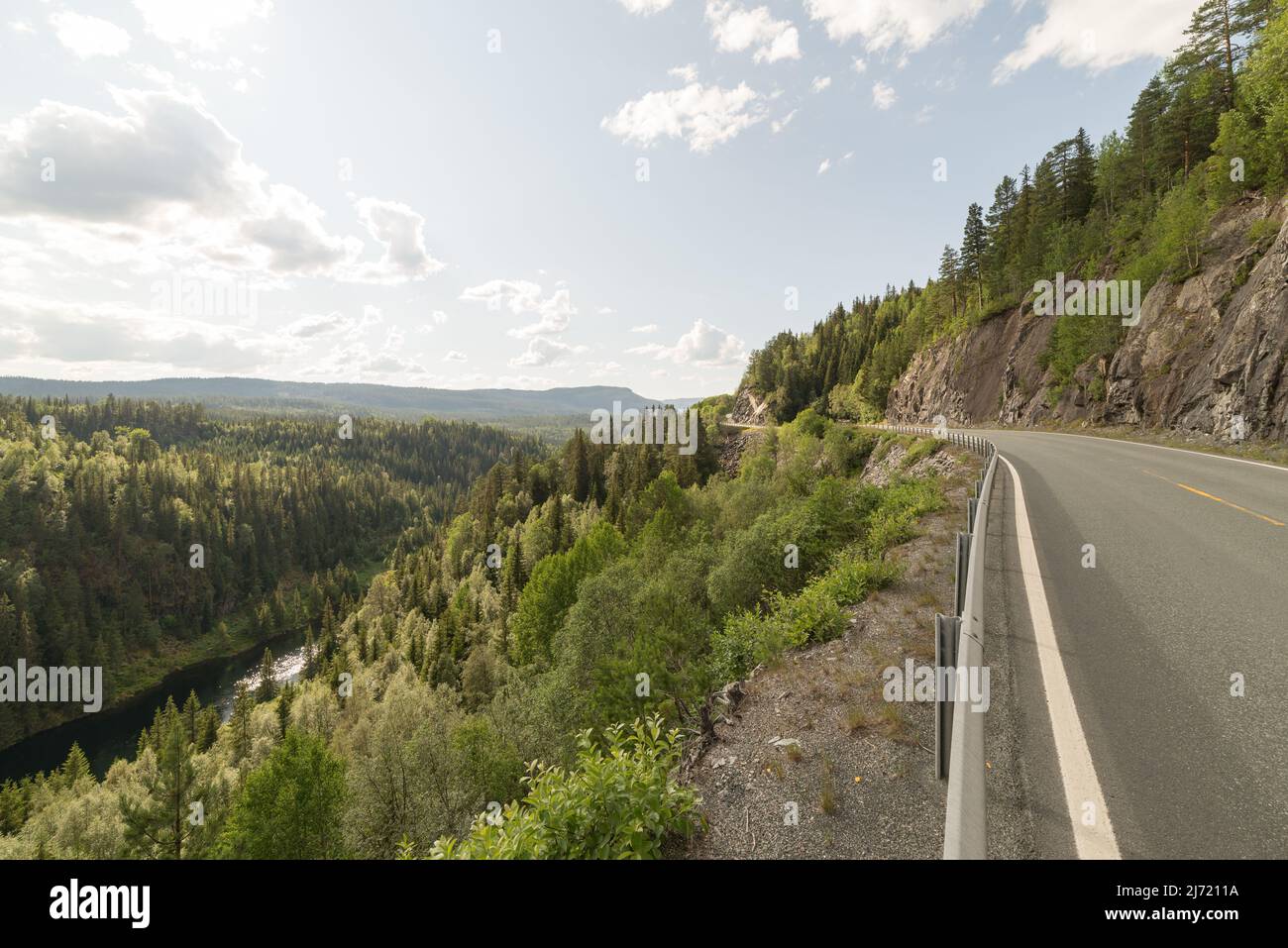 Foto am Straßenrand, während Sie in den unteren Bergen von Südnorwegen per Anhalter wandern Stockfoto
