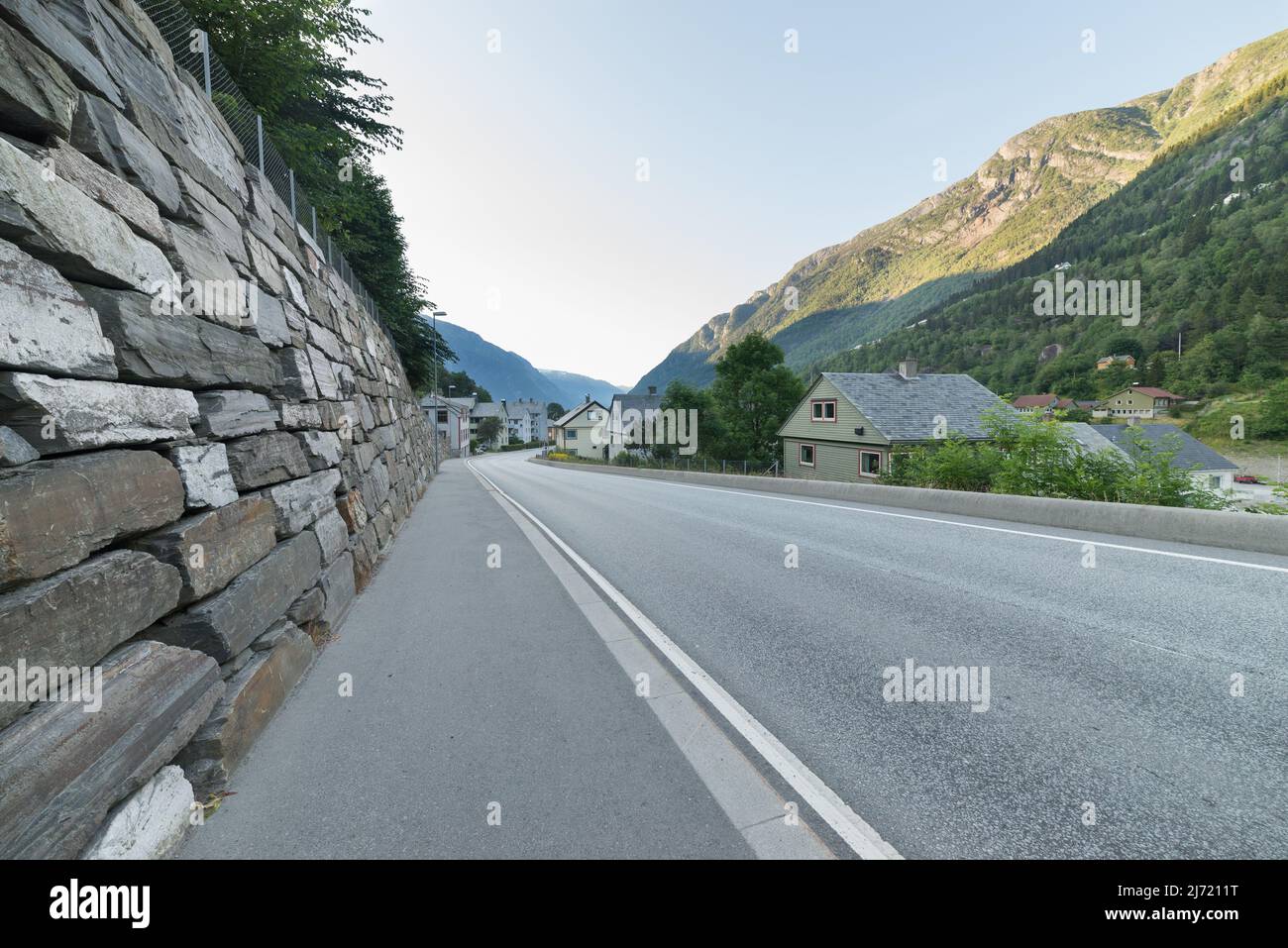 Blick auf die Straße in Odda. Norwegen Stockfoto