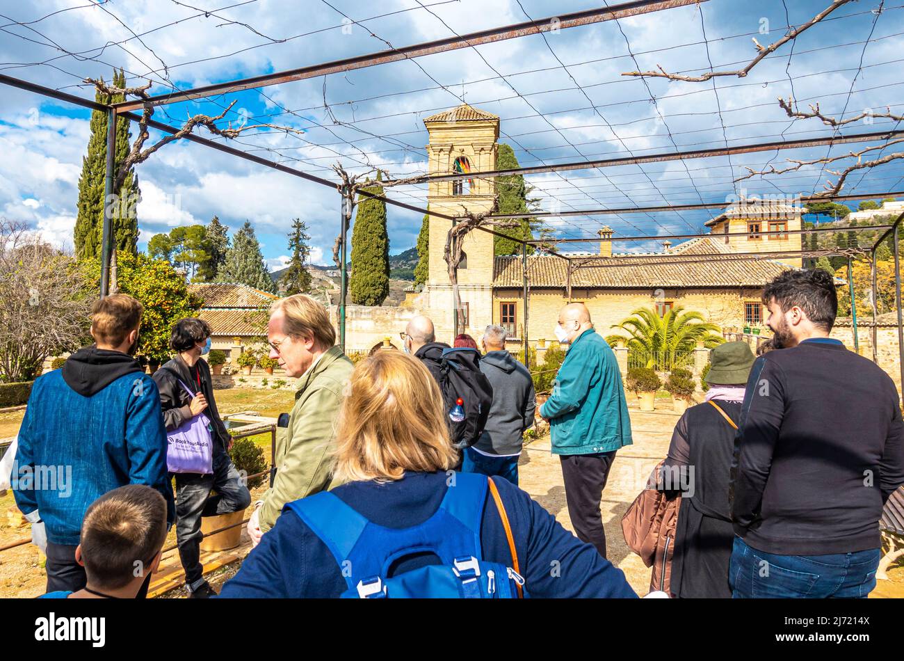 Touristen, die in langen Schlangen in der Festung und den Gärten der Alhambra, Granada, Andalusien, Spanien spazieren gehen Stockfoto