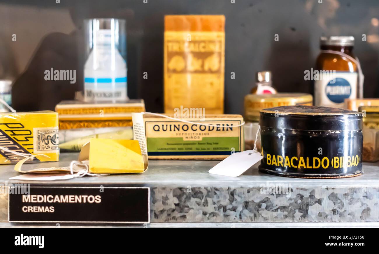 Alte Dosen von Medikamenten sind in der Geschichte der Medizinhalle ausgestellt. Parque de las Ciencias, Granada Stockfoto
