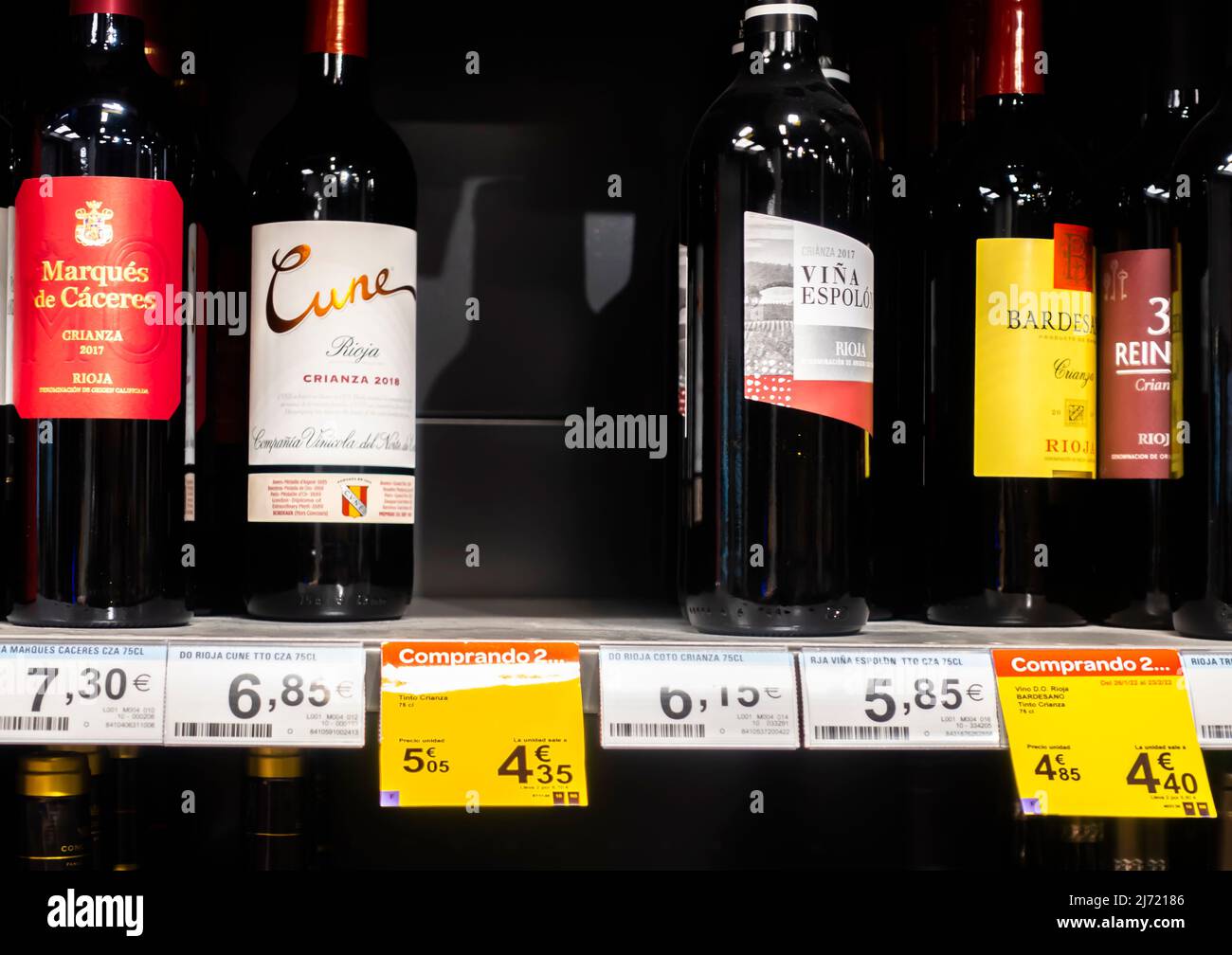 Erschwingliche spanische Weinflaschen, die im Carrefour Express-Geschäft im Zentrum von Granada, Spanien, ausgestellt werden Stockfoto