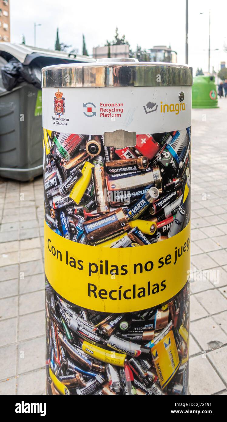 Alkaline-Batterie-Recycling-Station in der Straße in Granada, Spanien Stockfoto