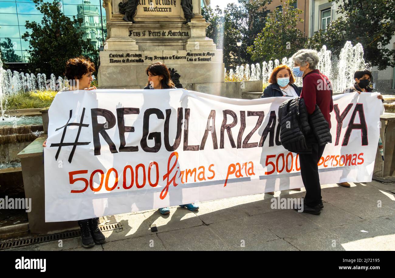 Spanische AktivistInnen in Gesichtsmasken - Regularización Ya Awareness Protest - Kampagne zur Sensibilisierung für Migrantenrechte in Granada, Andalusien, Spanien Stockfoto