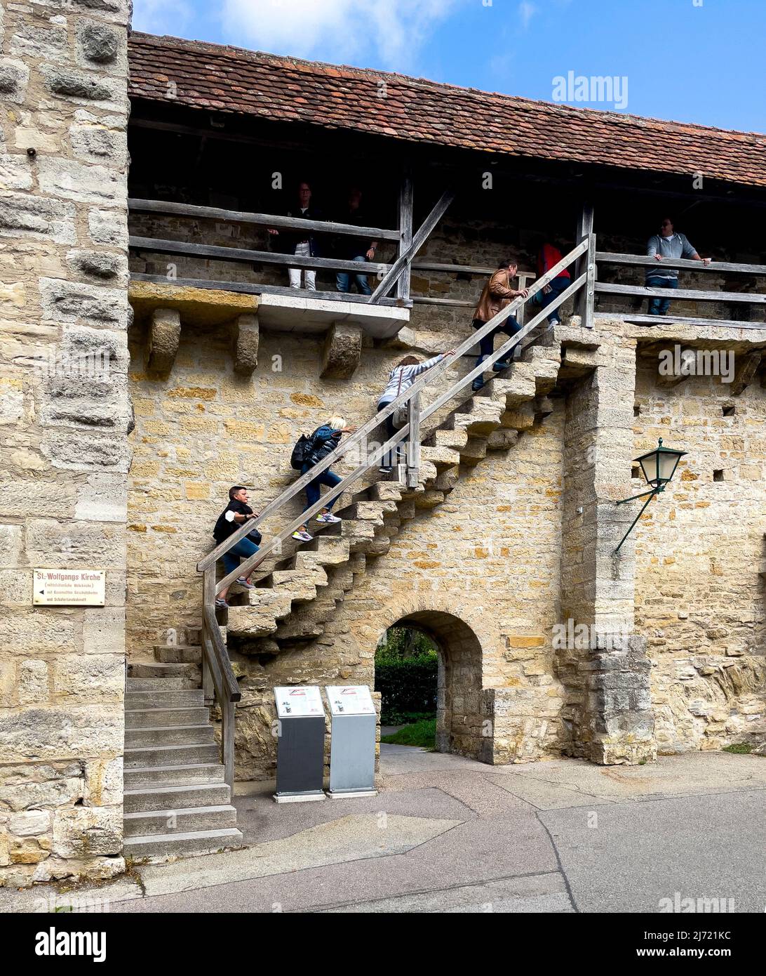 Treppenaufgang zu Wehrgang mit Dach in historischer Stadtmauer, Rothenburg ob der Tauber, Franken, Bayern, Deutschland Stockfoto
