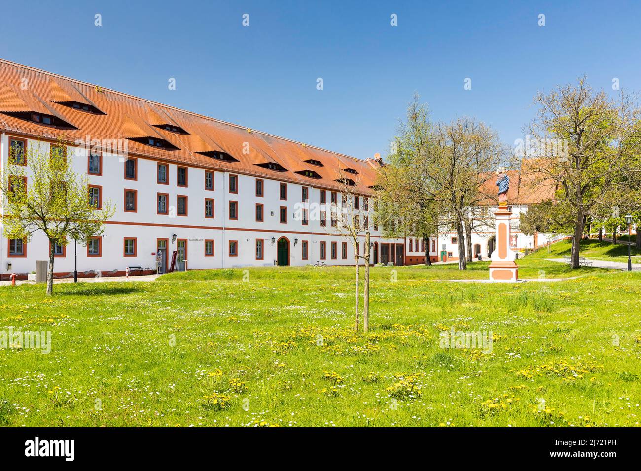 Klosterhof mit Marienfigur und Nebengebaeuden, Kloster St. Marienstern in Panschwitz-Kuckau, Lausitz, Sachsen, Deutschland Stockfoto