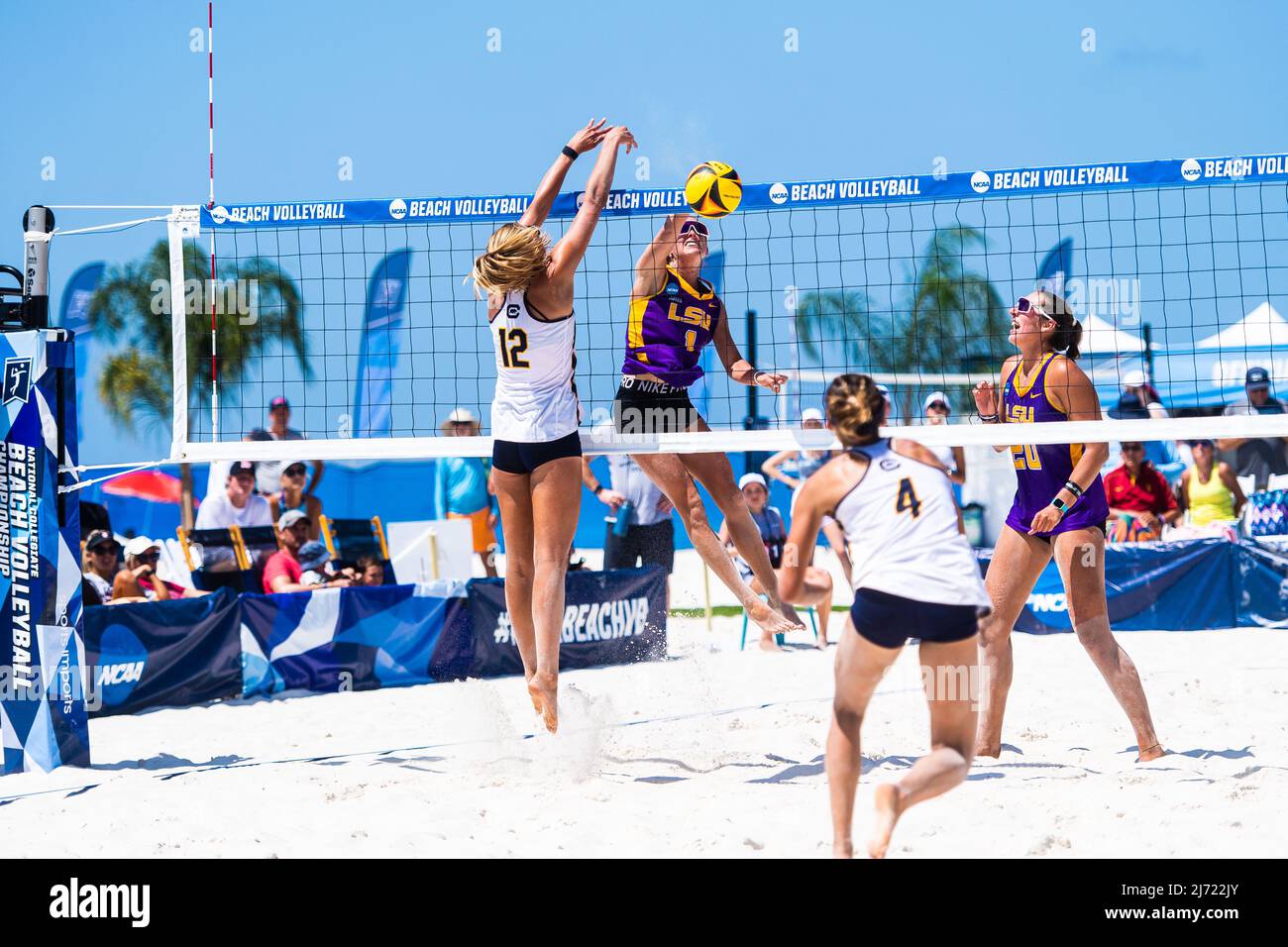 Gulf Shores, Alabama, USA: 5. Mai 2022, KELLI AGNEW (1)-Hits übertrafen AINSLEY RANDALL (12) während der ersten Runde der NCAA Beach Volleyball Championship zwischen Cal und LSU in Gulf Shores, Alabama. (Bild: © Matthew Smith/ZUMA Press Wire) Stockfoto