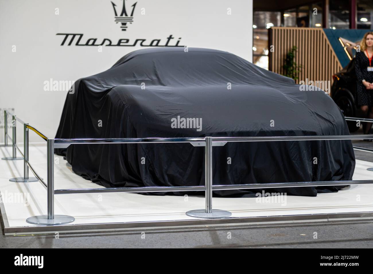 Riga, Lettland, 29. April 2022: Präsentation des weißen italienischen Supersportwagens Maserati MC20 auf der AUTO 2022 Stockfoto