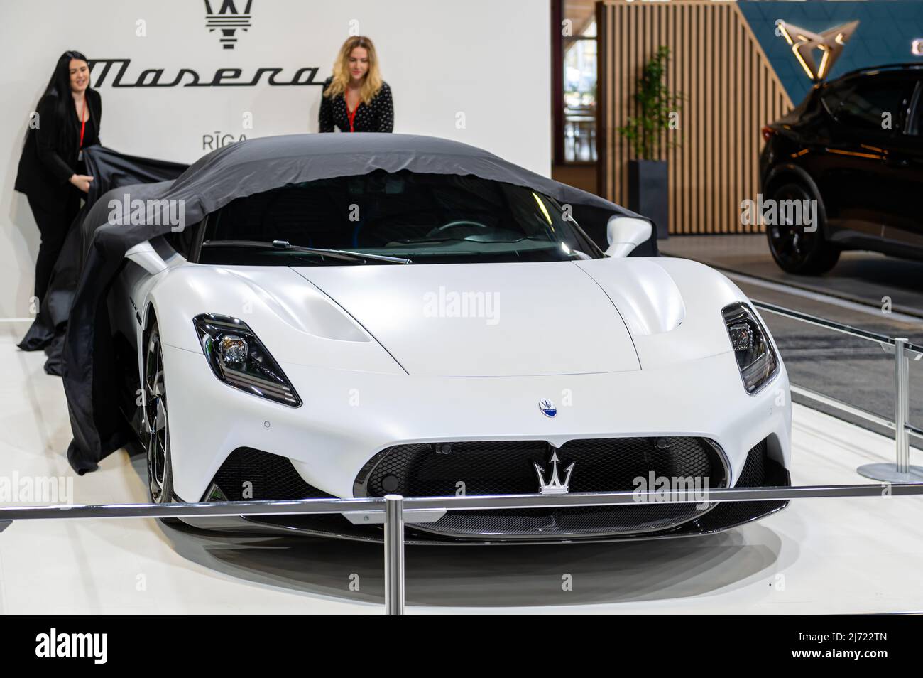 Riga, Lettland, 29. April 2022: Präsentation des weißen italienischen Supersportwagens Maserati MC20 auf der AUTO 2022 Stockfoto