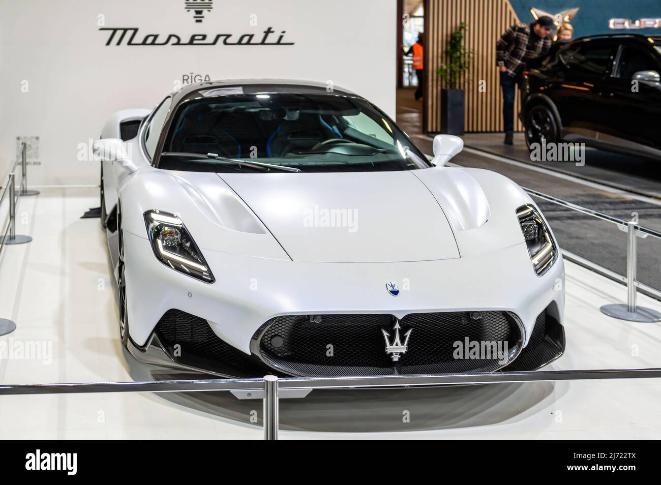 Riga, Lettland, 29. April 2022: Präsentation des weißen italienischen Supersportwagens Maserati MC20 auf der AUTO 2022 Stockfoto