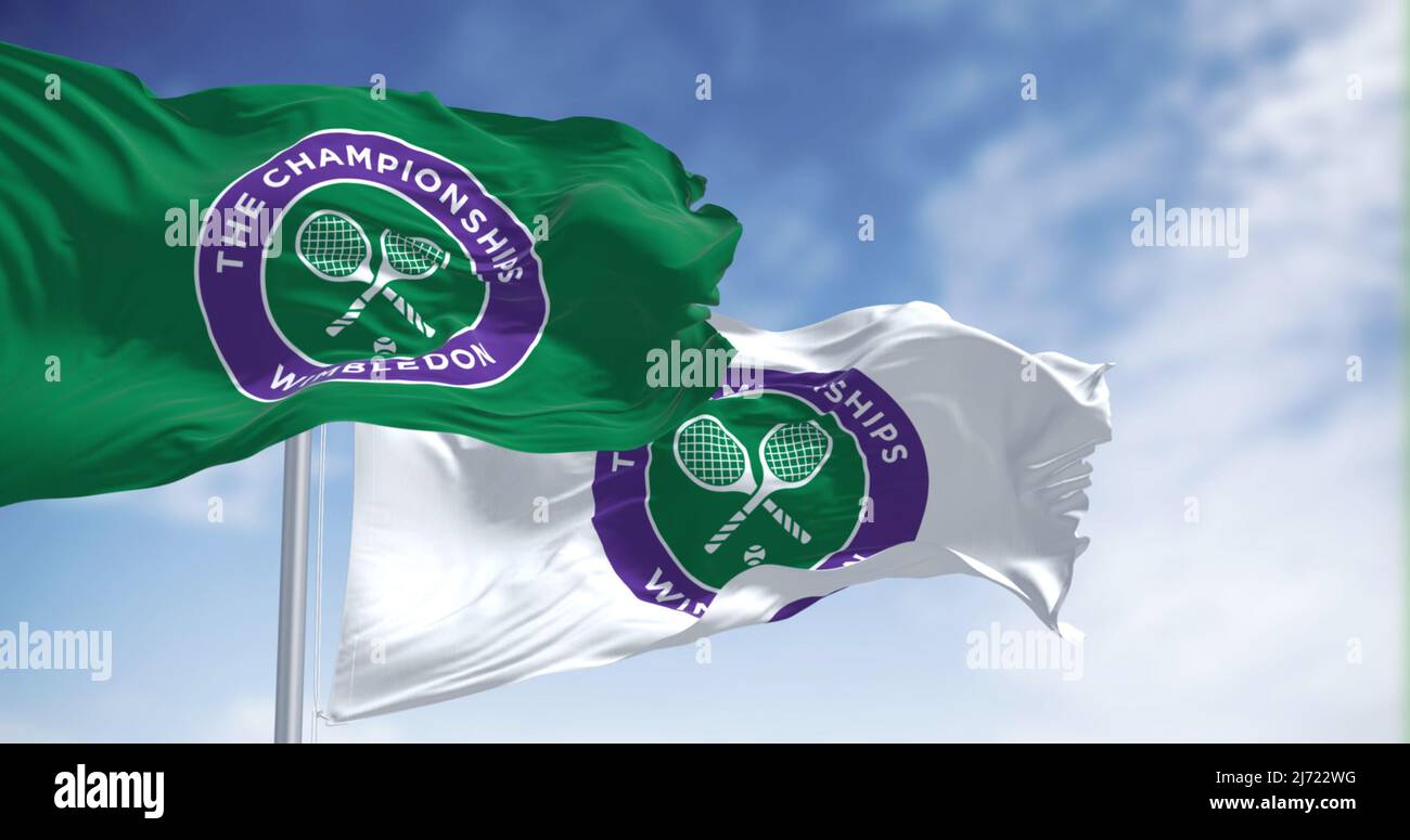 London, Großbritannien, April 2022: Flaggen mit dem Wimbledon-Logo der Championships winken im Wind. Wimbledon Championships ist ein großes Tennisturnier Stockfoto