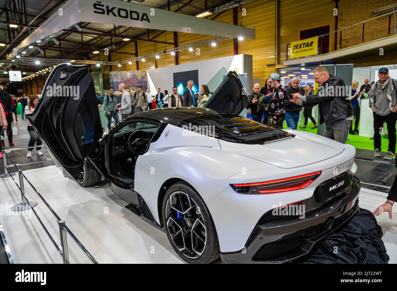 Riga, Lettland, 29. April 2022: Präsentation des weißen italienischen Supersportwagens Maserati MC20 auf der AUTO 2022 Stockfoto
