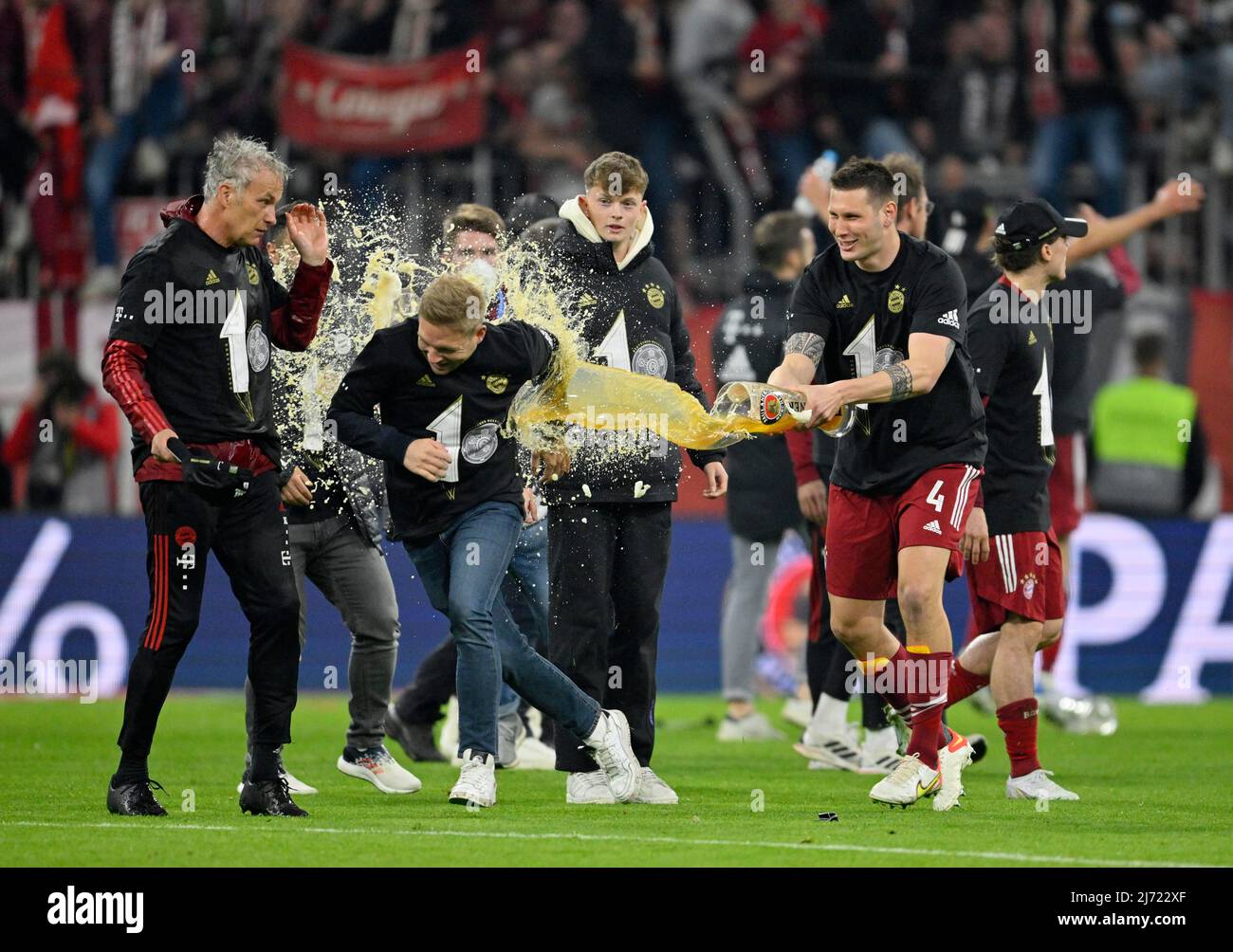 Bierdusche, Niklas Suele FC Bayern München FCB (04), FC Bayern München feiert seine 10. Meisterschaft in Folge, Allianz Arena, München, Bayern Stockfoto