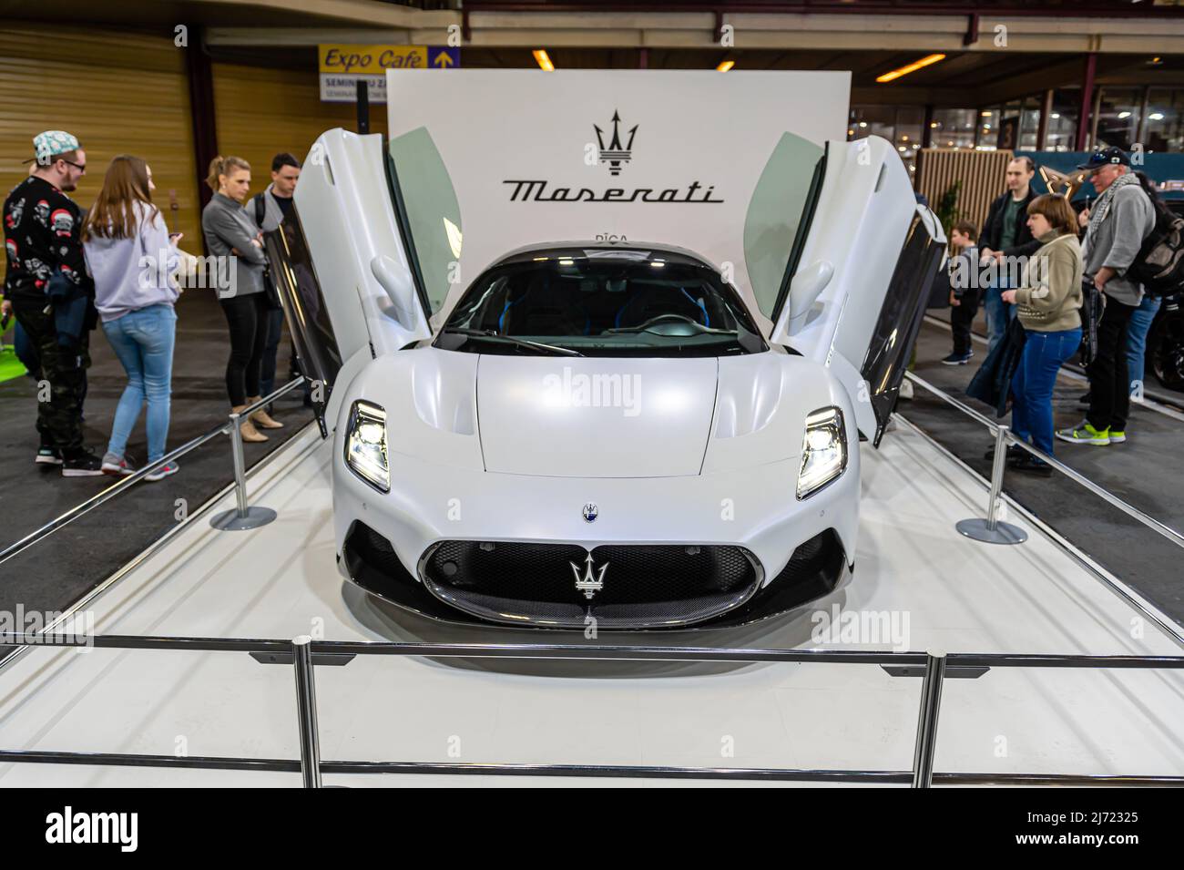 Riga, Lettland, 29. April 2022: Präsentation des weißen italienischen Supersportwagens Maserati MC20 auf der AUTO 2022 Stockfoto