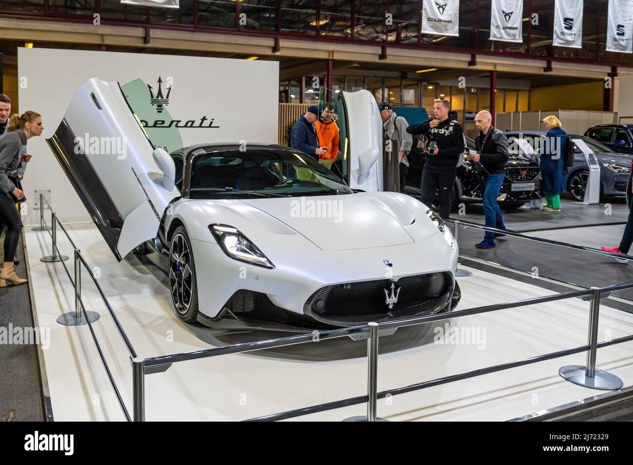 Riga, Lettland, 29. April 2022: Präsentation des weißen italienischen Supersportwagens Maserati MC20 auf der AUTO 2022 Stockfoto