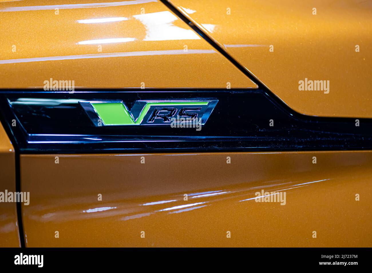 Riga, Lettland, 29. April 2022: RS-Logo auf dem neuen Skoda Enyaq Coupe IV Elektro-SUV , dem ersten vollelektrischen RS-Auto, Nahaufnahme Stockfoto