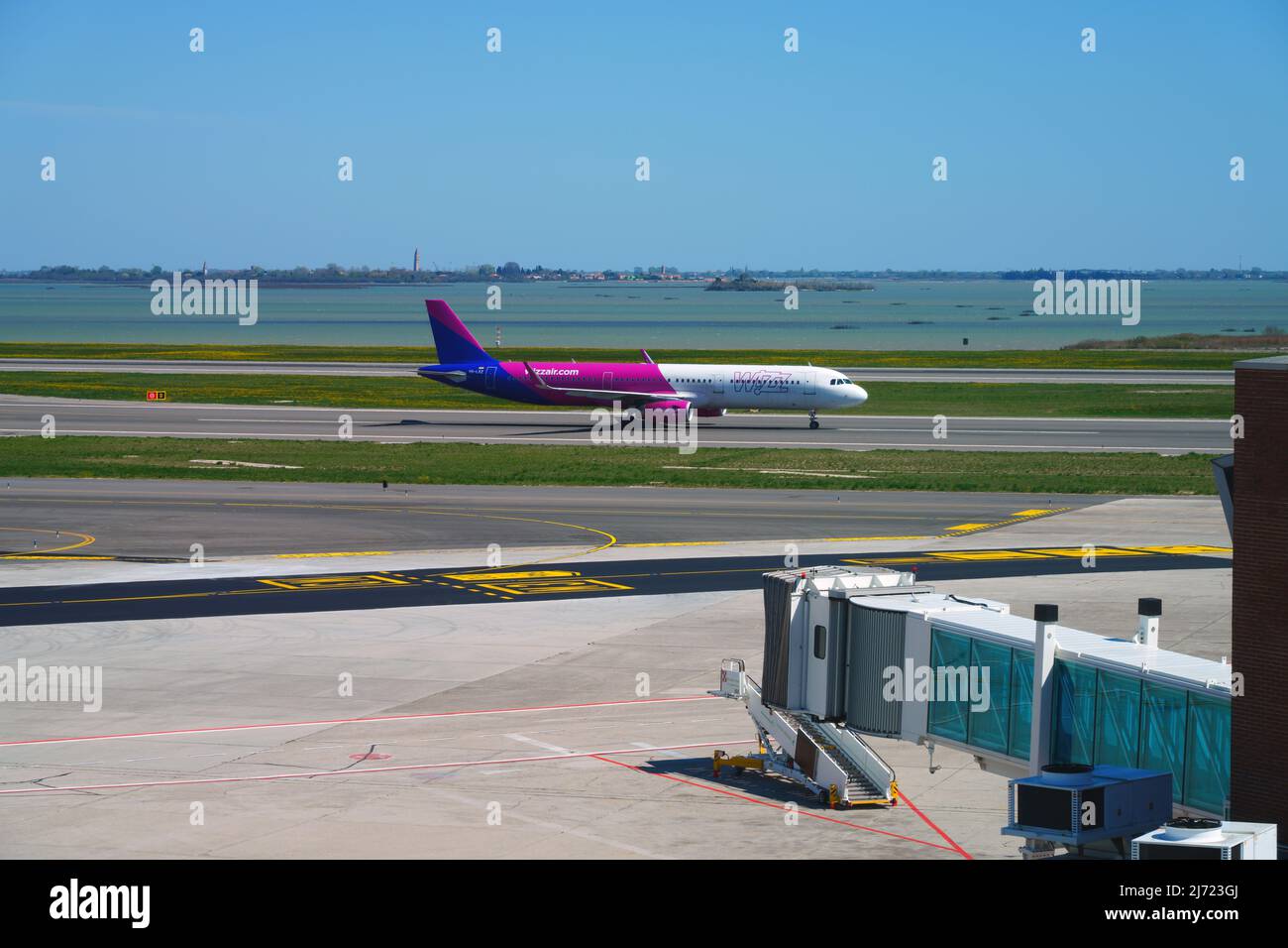 VENEDIG, ITALIEN -17 APR 2022- Blick auf ein Flugzeug der ungarischen Ultra-Low-Cost-Fluggesellschaft Wizz Air (W6) auf dem Flughafen Venedig Marco Polo (VCE), auf Stockfoto