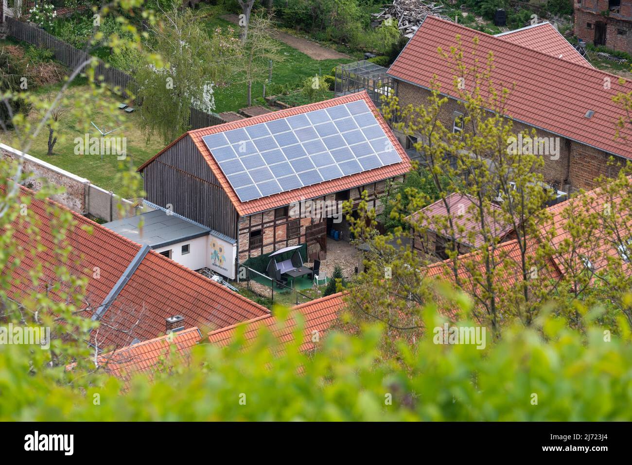 Scheune mit Solardach, Langenstein, Harz, Sachsen-Anhalt, Deutschland Stockfoto