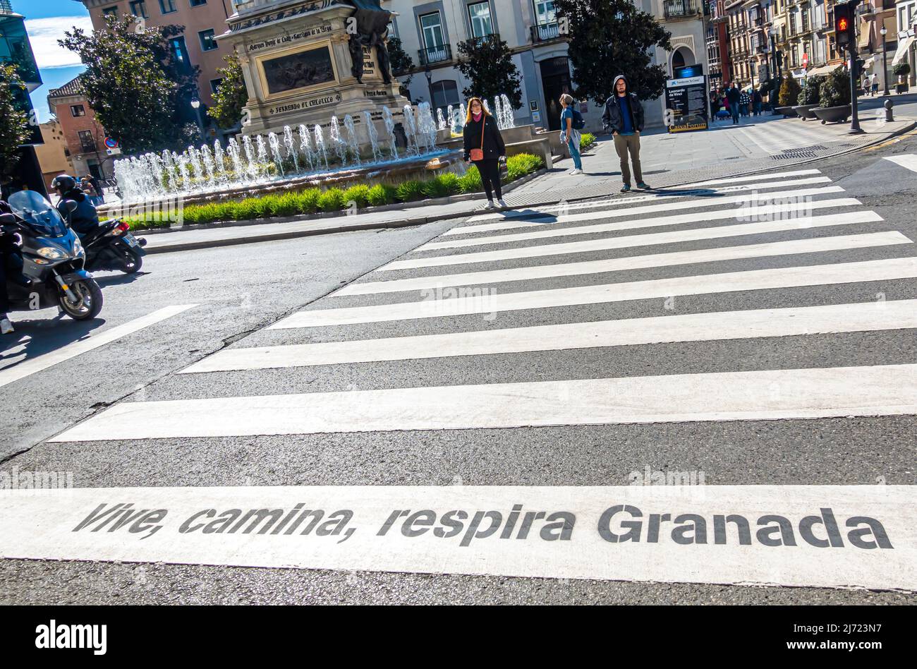 Vive, camina, Respire Granada unterzeichnen offizielle Dekoration auf dem Crosswalk in der zentralen Straße von Granada, Andalusien, Spanien Stockfoto