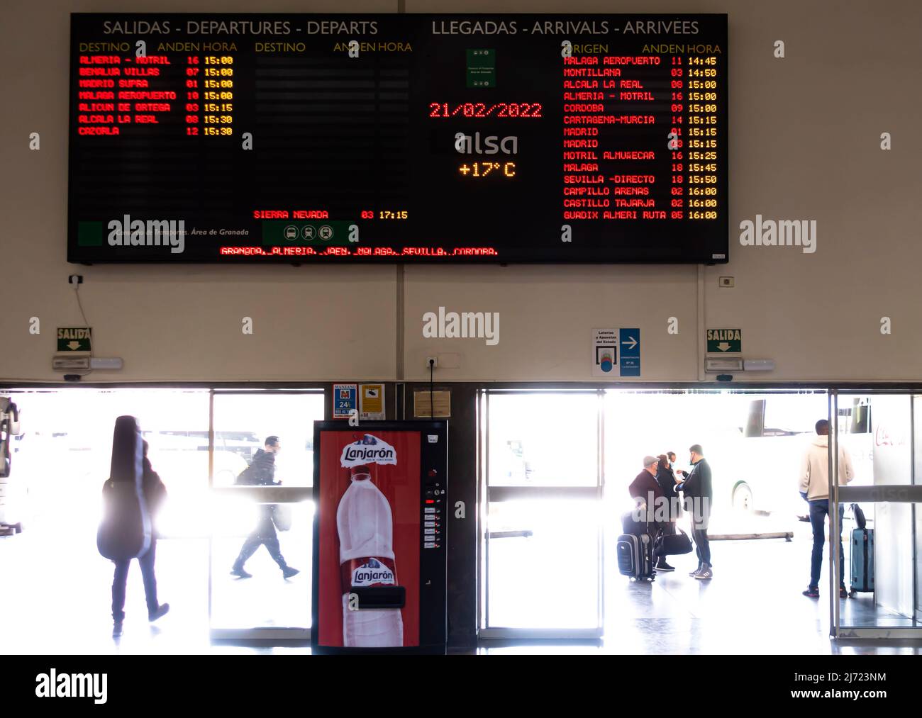 Der Innenraum des Busbahnhofs Granada mit tableaux Fahrplänen. Granada, Andalusien, Spanien Stockfoto