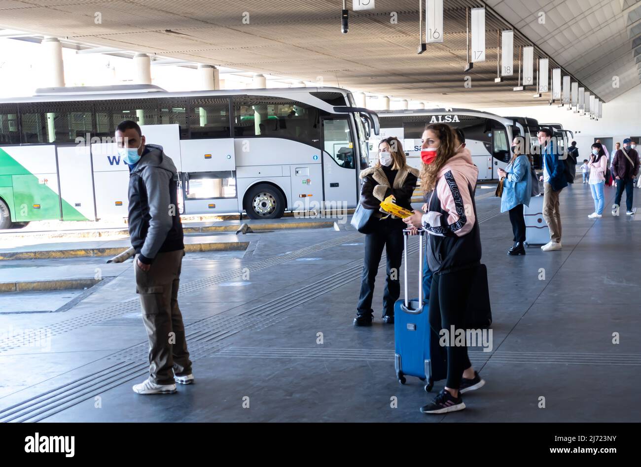 Außenansicht des Busbahnhofs von Granada mit Gesichtsmasken für Touristen, die auf einen Bus warten. Granada, Andalusien, Spanien Stockfoto