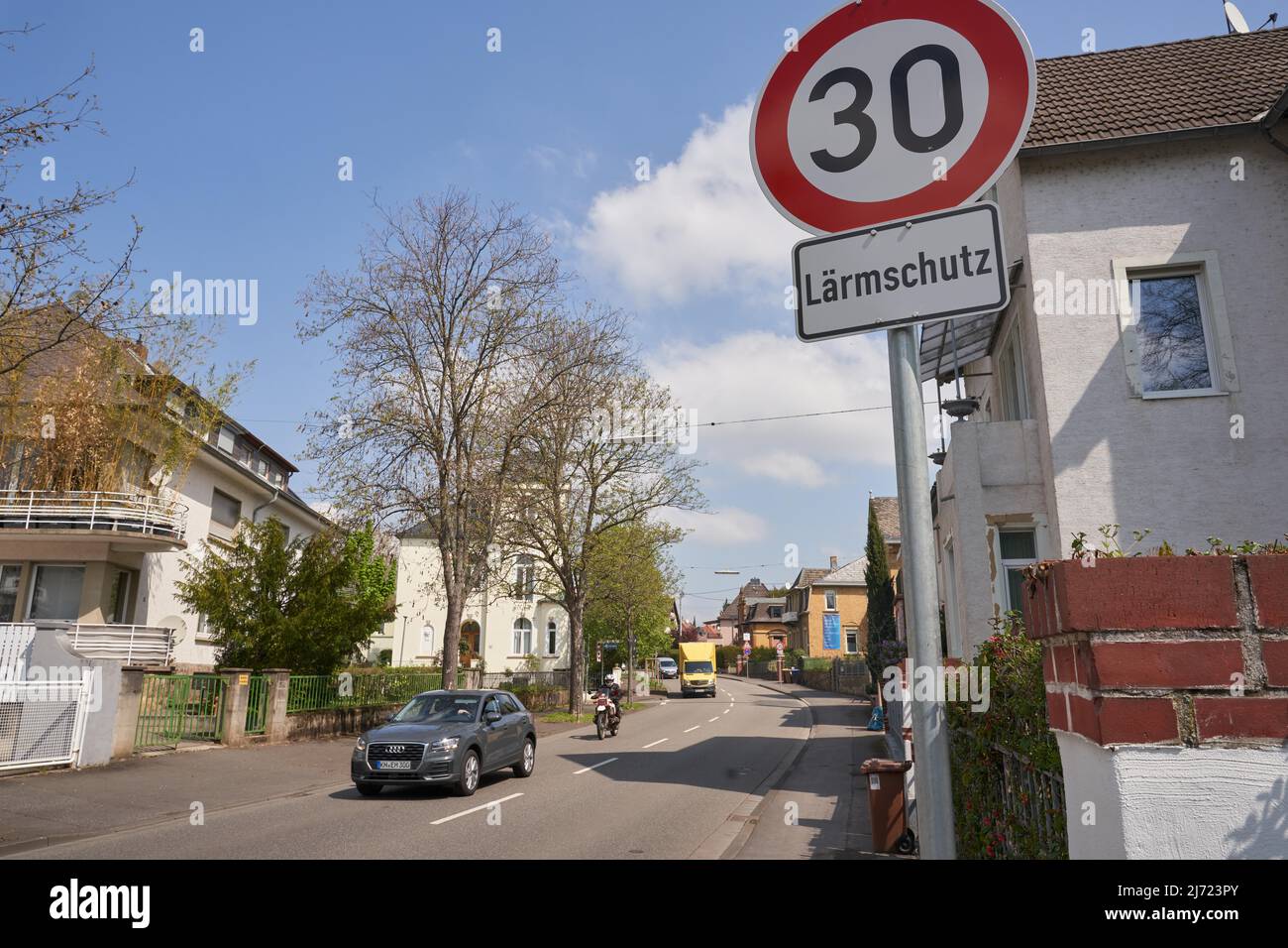 Tempo 30 innerorts wegen Laermschutz, Bad Kreuznach, Rheinland-Pfalz, Deutschland Stockfoto