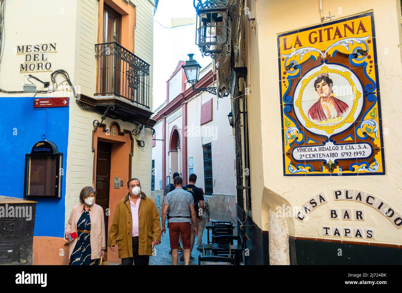 La Gitana Loca Cuesta del Rosario mit Wandbild an der Wand im historischen Zentrum von Sevilla. Tapas-Bar in Sevilla, Andalusien, Spanien Stockfoto