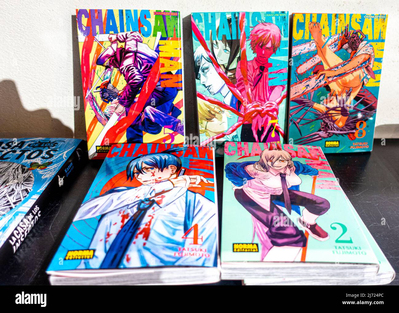 Chainsaw man Manga-Bücher im Regal, japanische Comic-Bücher von Tatsuki Fujimoto Stockfoto