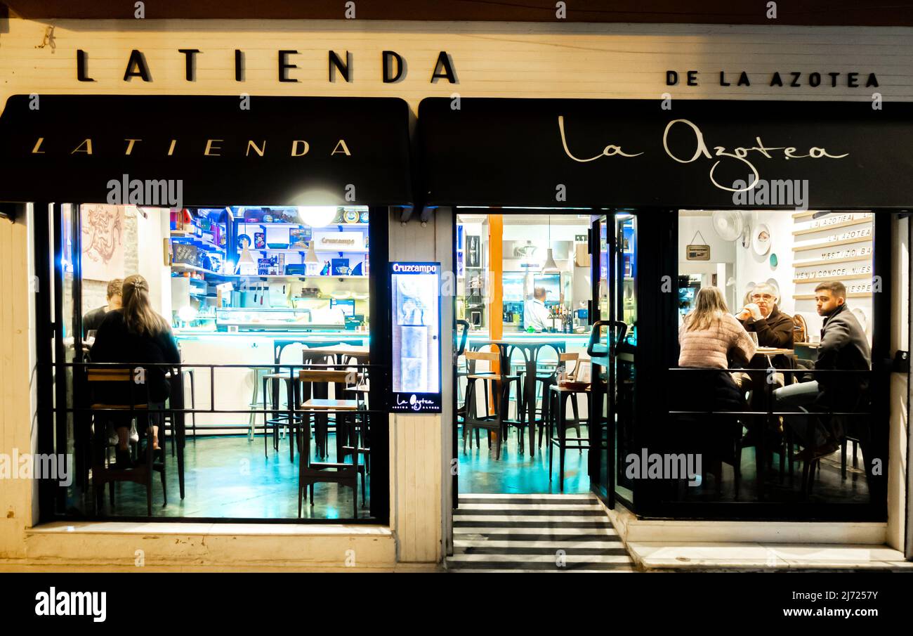 Latienda de la Azotea: Moderne Bar. Gutes Essen in Sevilla, Andalusien, Spanien Stockfoto