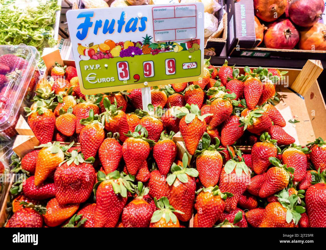 Frutas Erdbeeren Display mit Preisschild für EUR 3,99 Stand im Mercado de Triana, Sevilla, Andalusien, Spanien Stockfoto