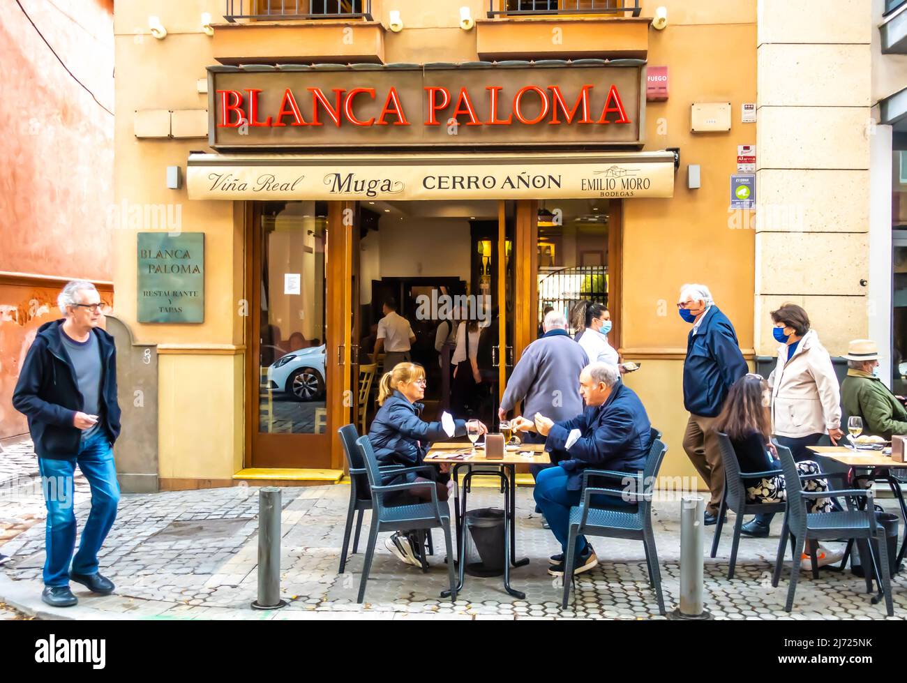 Blanca Paloma – Restaurant mit Tischen im Freien, in dem traditionelle Hauptgerichte und Tapas zubereitet werden. Triana, Sevilla, Andalusien, Spanien Stockfoto