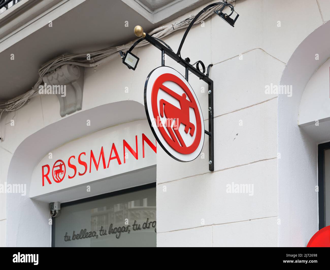 VALENCIA, SPANIEN - 05. MAI 2022: Rossmann ist eine der größten Drogerieketten in Europa Stockfoto