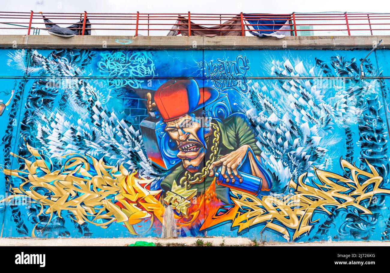 Fantasy Acid Magic Wandbild, MOS, Treffen der Stile Kollektive Wandbilder an der Wand auf dem Parkplatz in der Nähe von Chamartin Bahnhof, Madrid, Spanien Stockfoto