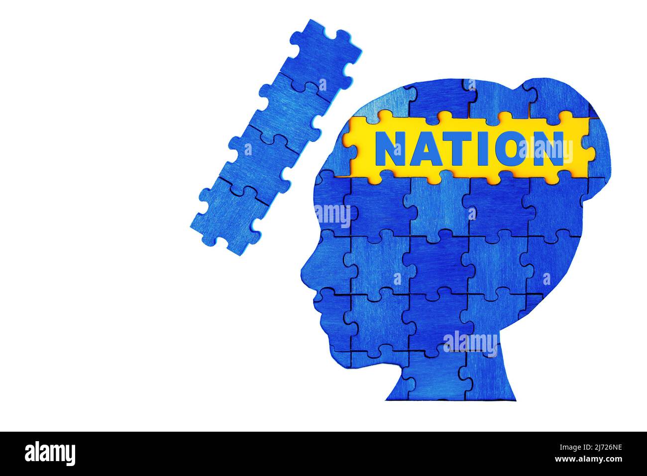 WORTNATION in einem weiblichen Kopfprofil aus Holz-Puzzleteilen, die blau und gelb lackiert sind. Vereintes Widerstandskonzept. Stockfoto