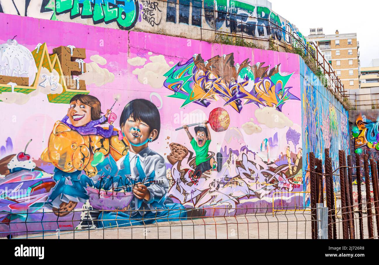 Wandbild mit Kindern, MOS, Treffen der Stile Kollektive Wandbilder an der Wand auf dem Parkplatz in der Nähe von Chamartin Bahnhof, Madrid, Spanien Stockfoto