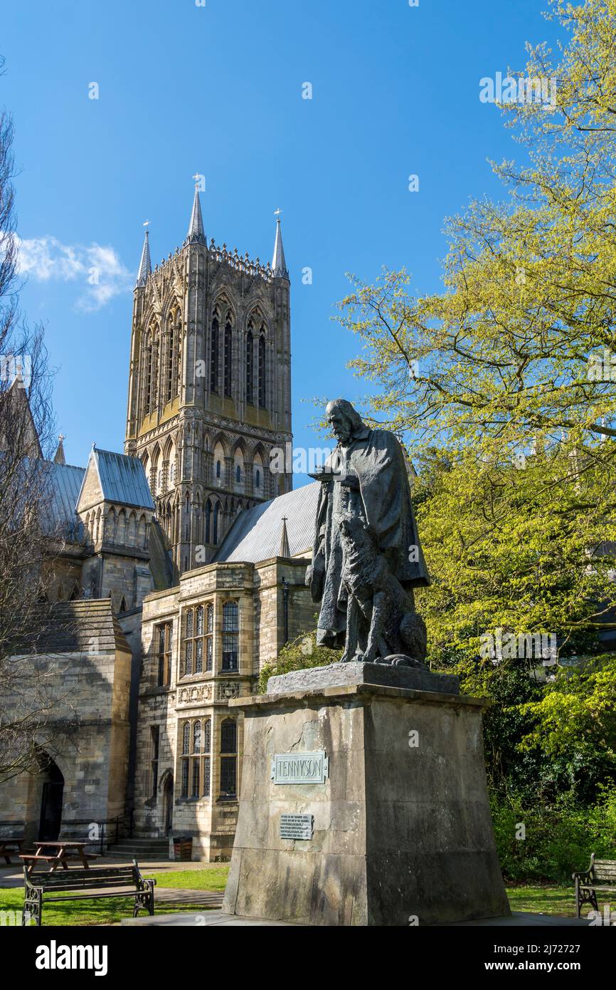 Statue des Dichters Lord Tennyson und seines treuen Hundes Karenina auf dem Gelände der Lincoln Cathedral.ARW Stockfoto