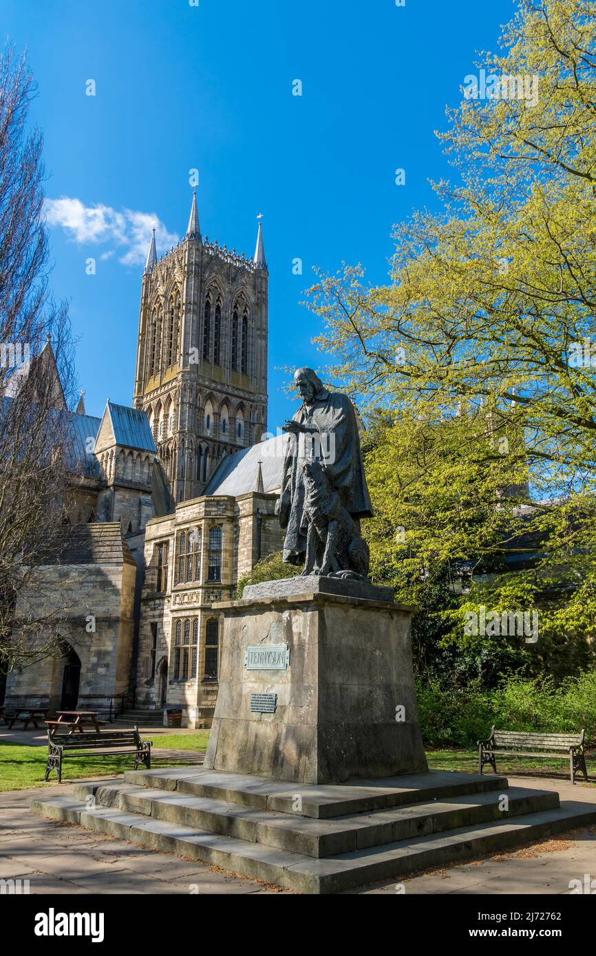 Statue des Dichters Lord Tennyson und seines treuen Hundes Karenina auf dem Gelände der Lincoln Cathedral Stockfoto