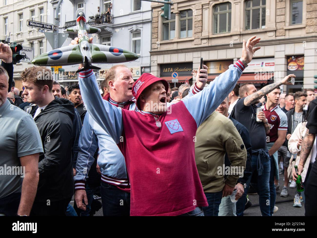 05. Mai 2022, Hessen, Frankfurt/Main: Fußball: Europa League, Eintracht Frankfurt - West Ham United, K.O.-Runde, Halbfinale, vor dem Spiel. Fans des englischen Fußballvereins West Ham United laufen durch die Innenstadt zum Stadion. Die Polizei erwartet Ausschreitungen der Fans während der sportlichen Begegnung zwischen Eintracht Frankfurt und West Ham United und setzt ein großes Kontingent ein. Foto: Boris Roessler/dpa Stockfoto