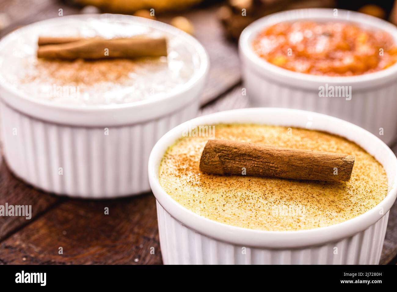 Typische brasilianische Süßigkeiten von Juni-Festen, curau, Mugunzá oder Hominy, süßer Reis oder oder Canjica, Kürbisbonbons Stockfoto