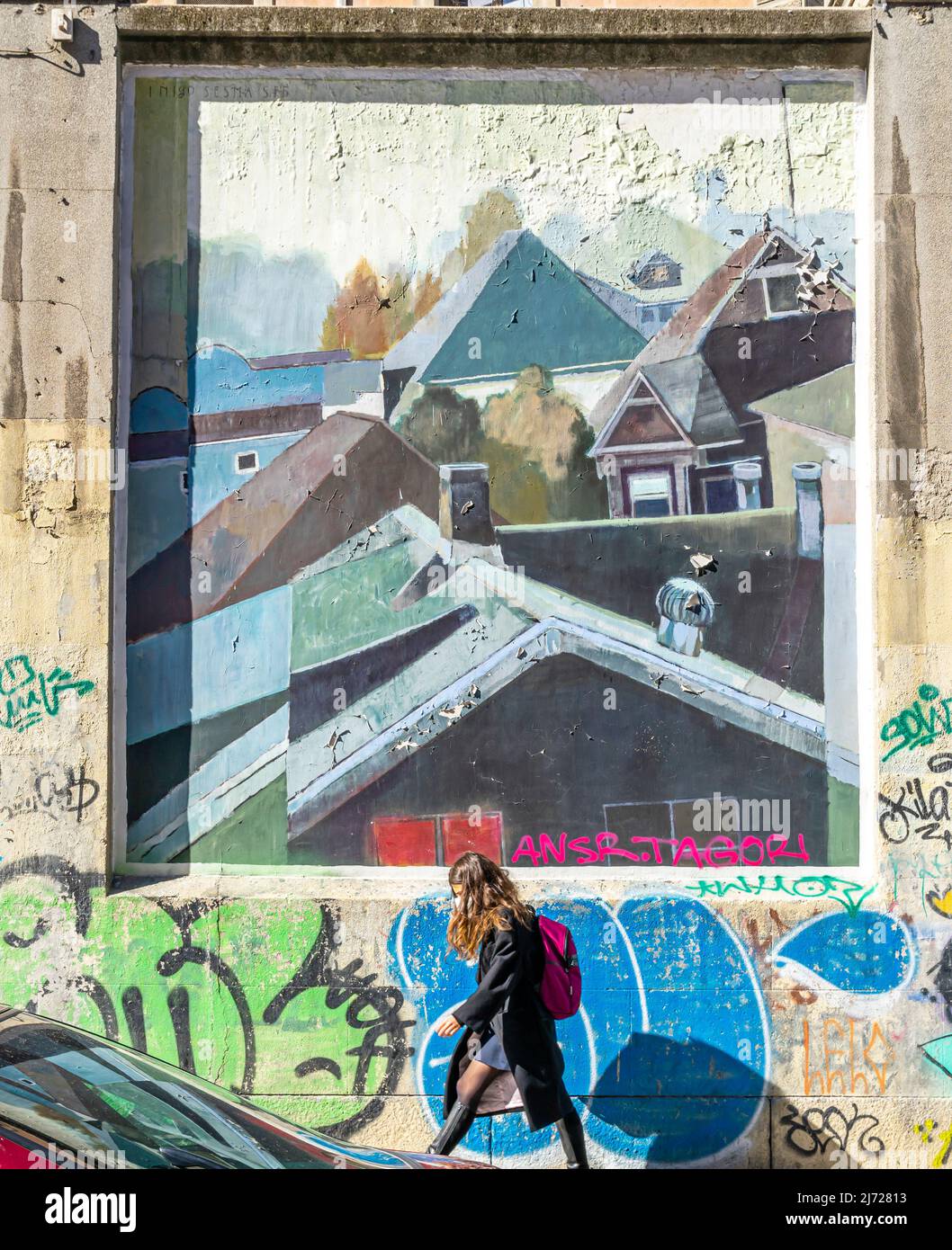 Das Wandbild mit Häusern Stadtbild Wand in Lavapiez, Madrid mit abstrakten Wandarbeiten von Künstler Inigo Sesma. Muros Tabacalera 2019 Thema - Chance Stockfoto