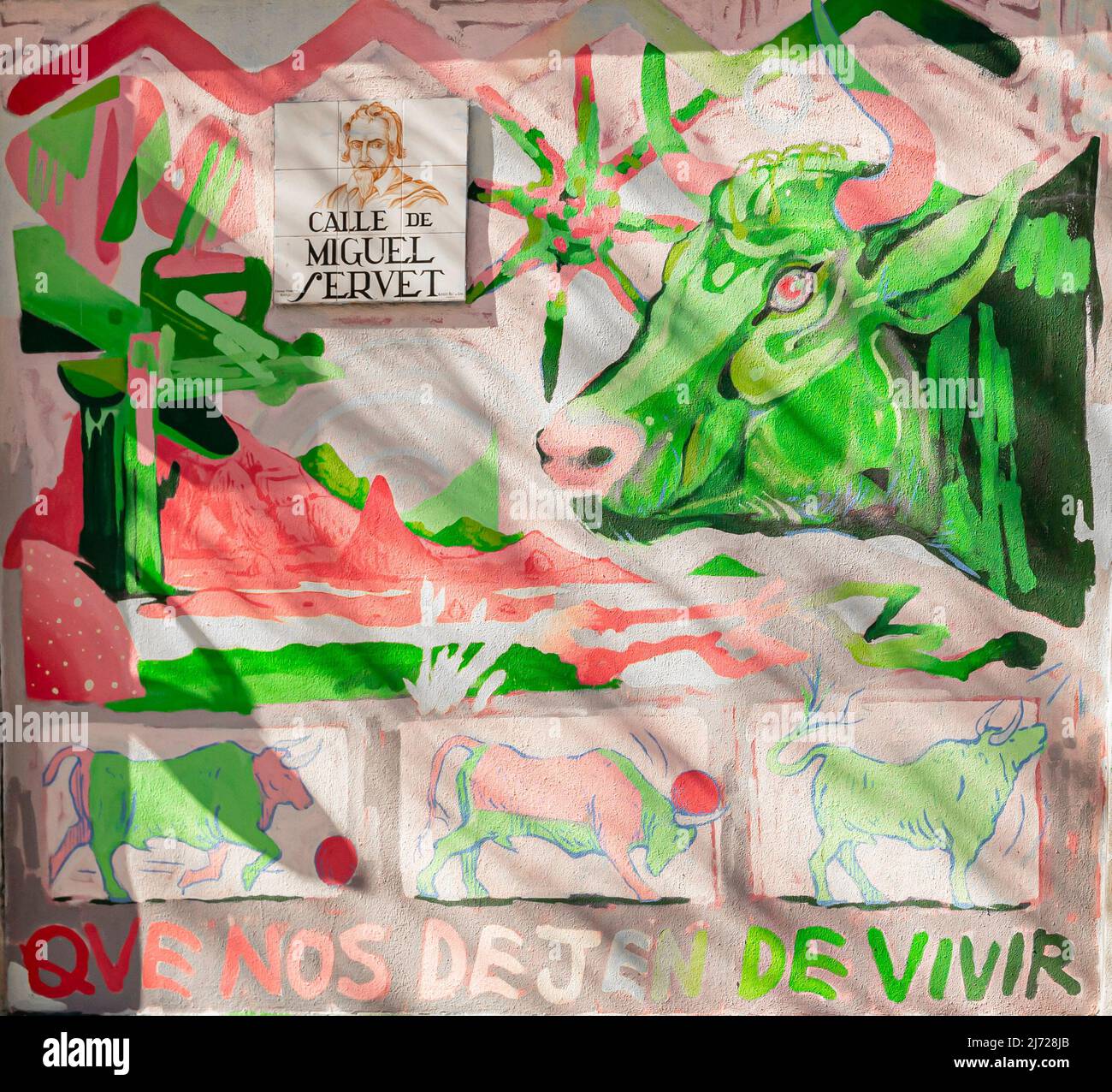 Das Wandbild mit grünem Stier an der Wand in Lavapiez, Madrid, mit abstrakten Wandarbeiten des Künstlers Corn. Muros Tabacalera 2019 Thema - Chance Stockfoto