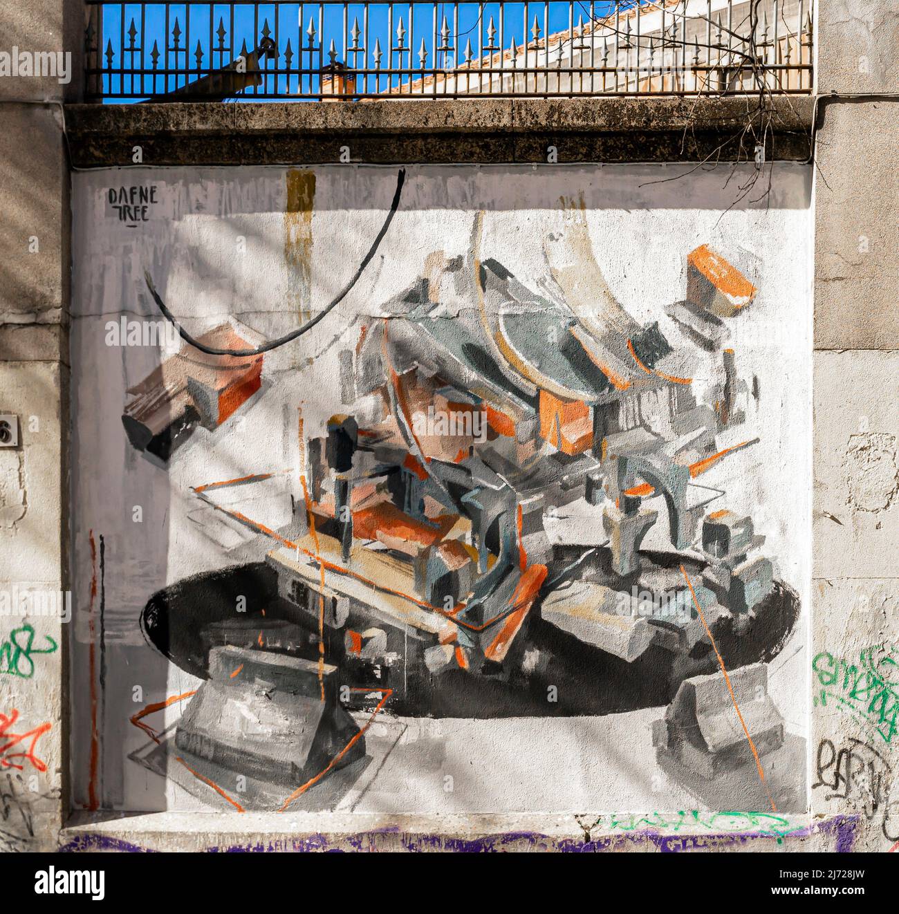 Die Wandmalerei in Lavapiez, Madrid mit abstrakten Wandarbeiten von Daphne Tree. Muros Tabacalera 2019 Thema - Chance Stockfoto