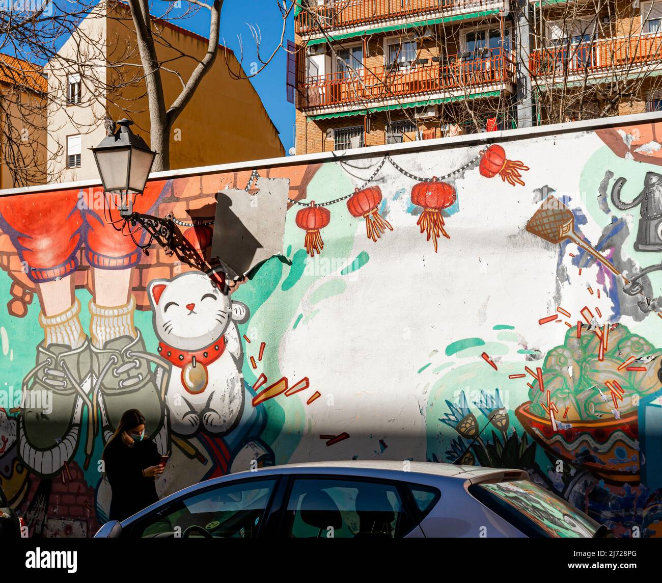 Pablo Herrero Wandbilder - Mädchen Füße in Snickers Wandbild auf der Calle del Dr. Fourquet, Lavapies, Madrid, Spanien Stockfoto