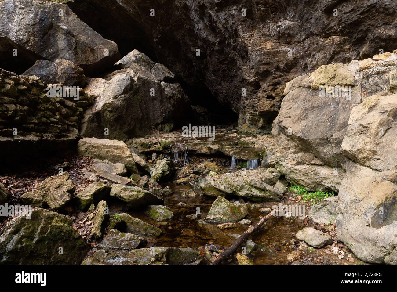 Kleine Kaskade am Eingang der Lower Dancehall Cave im Maquoketa Caves State Park, Iowa. Stockfoto
