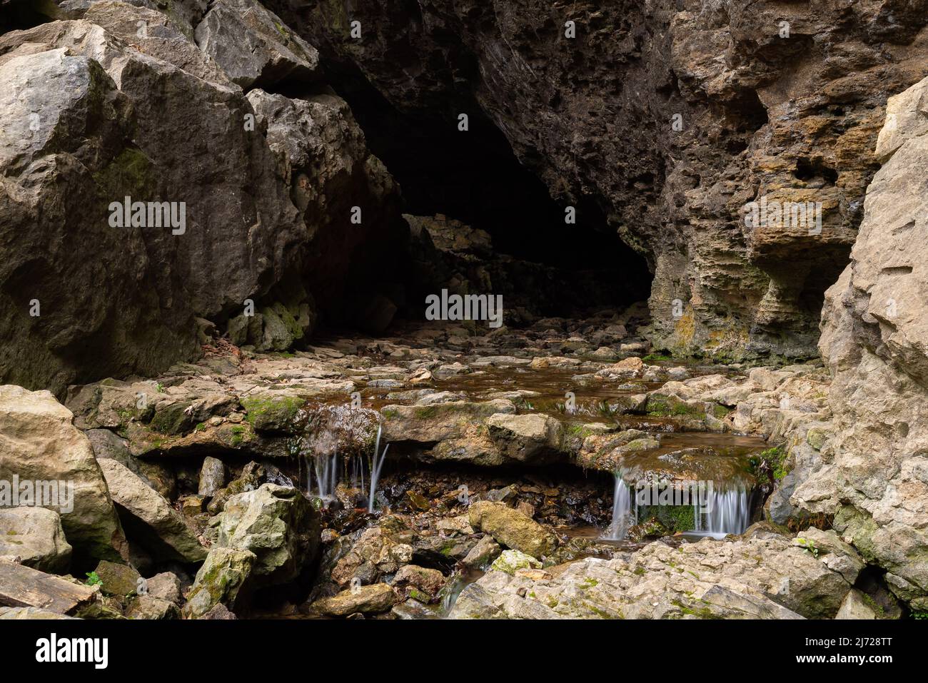 Kleine Kaskade am Eingang der Lower Dancehall Cave im Maquoketa Caves State Park, Iowa. Stockfoto