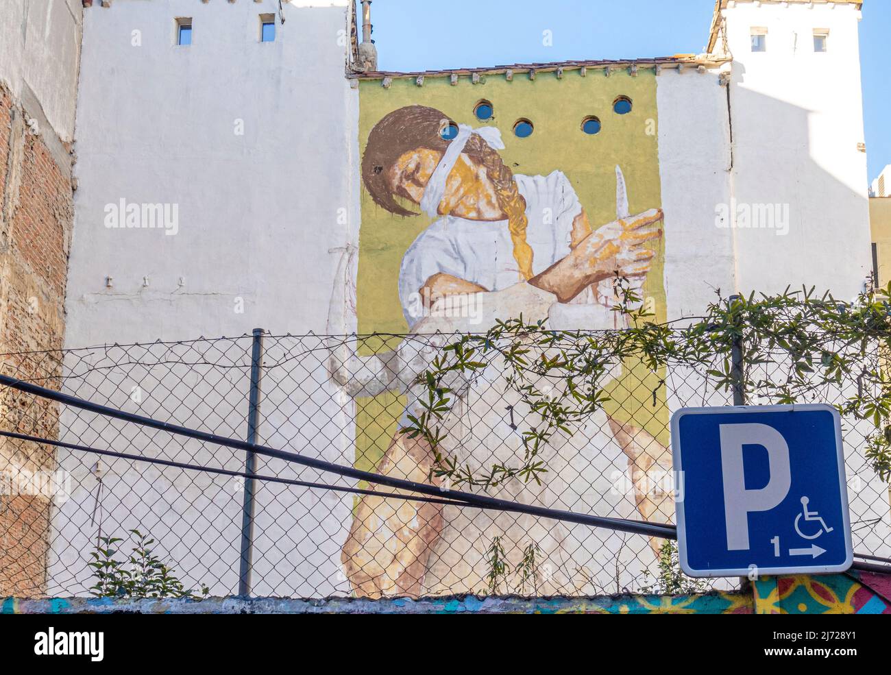 Großes feministisches Wandgemälde mit einer Frau auf den Knien von einer spanischen Künstlerin an der Wand in Malasana, Madrid, Spanien Stockfoto
