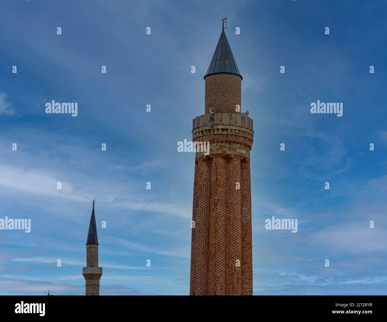 Alte Minarette mit Balkon. Historische islamische Gebäude in der Stadt auf blauem Himmel Hintergrund. Stockfoto