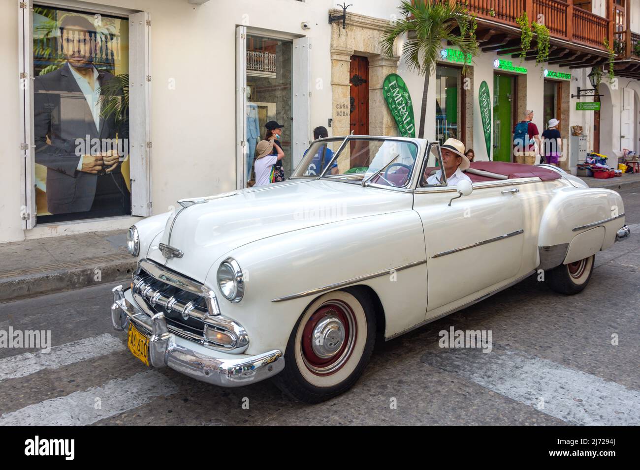 Klassisches Chevrolet-Cabriolet der 1950er Jahre, das in der Altstadt von Cartagena, Cartagena, Bolivar, Republik Kolumbien, auf der Straße fährt Stockfoto