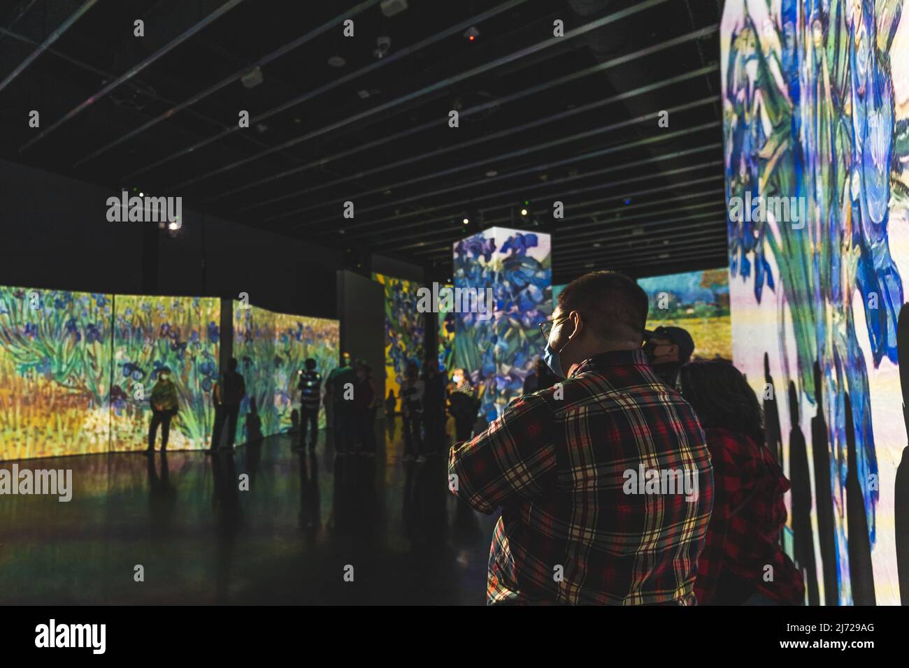 Die Menge der Menschen nimmt Van Gogh lebendig immersive Erfahrung Stockfoto